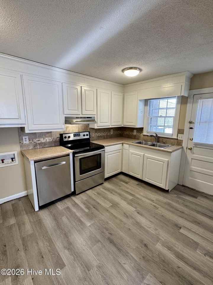 2505 E 3rd St #B - Photo 4 of 19