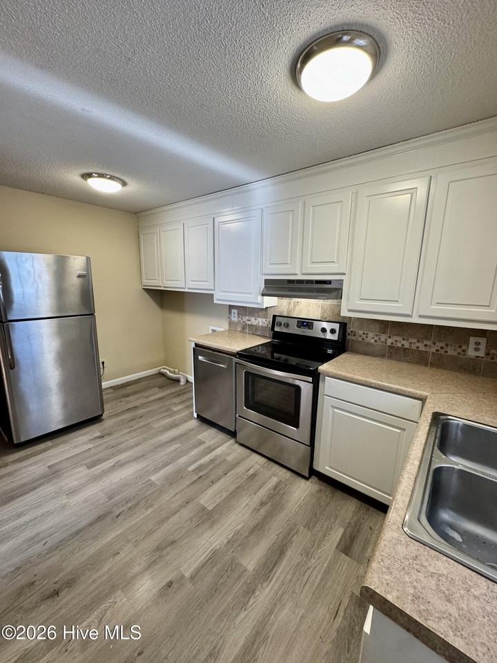 2505 E 3rd St #B - Photo 6 of 19