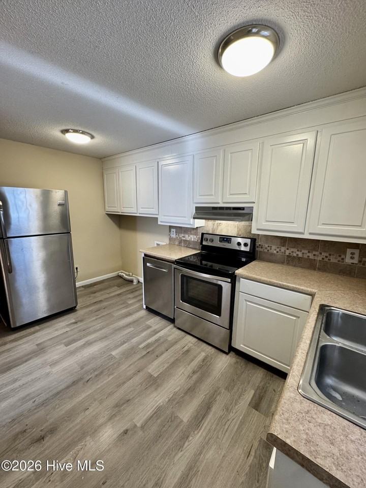 2505 E 3rd St #B - Photo 7 of 19