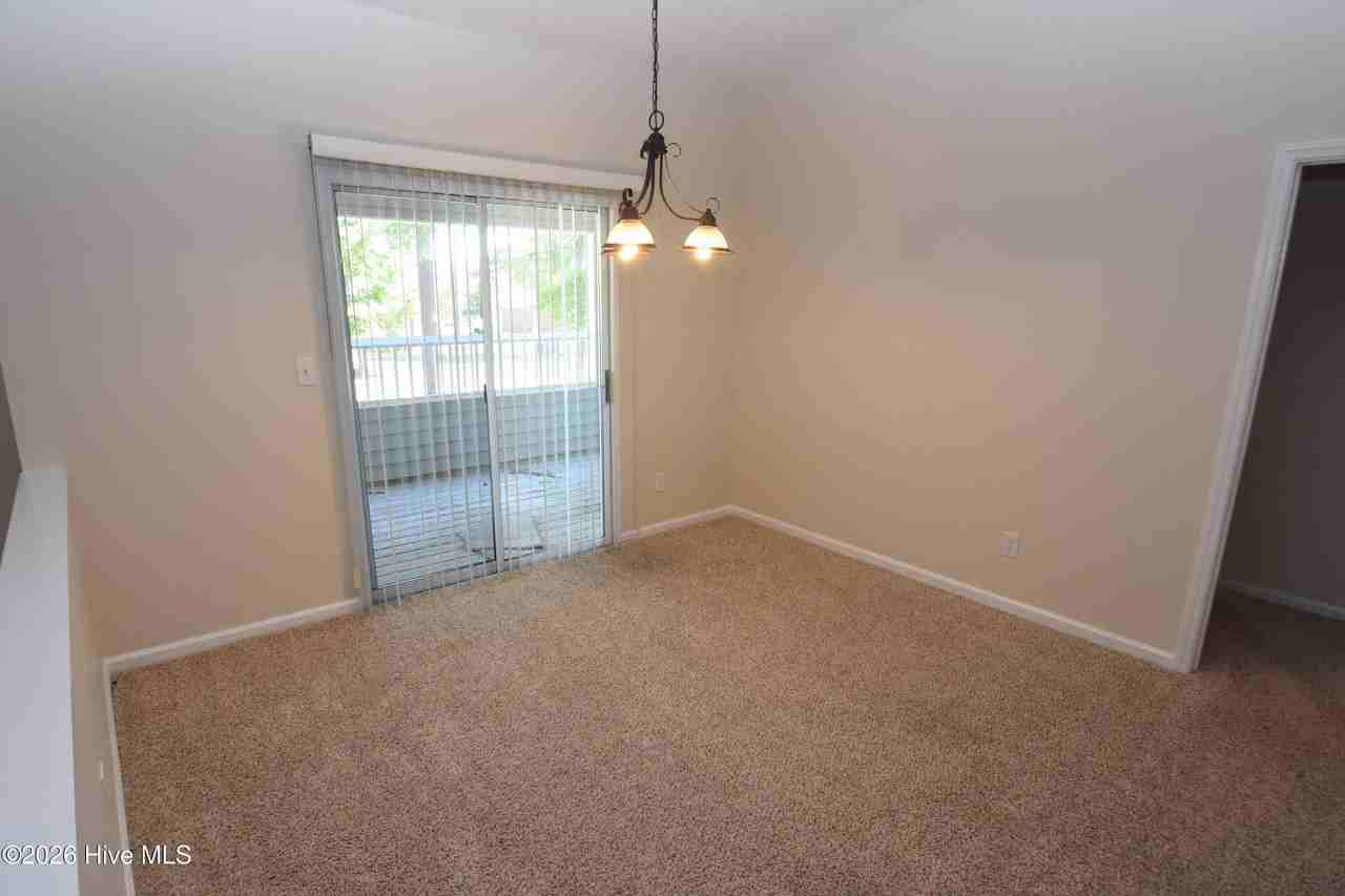 3304 Mulberry Ln Apt E - Photo 4 of 14