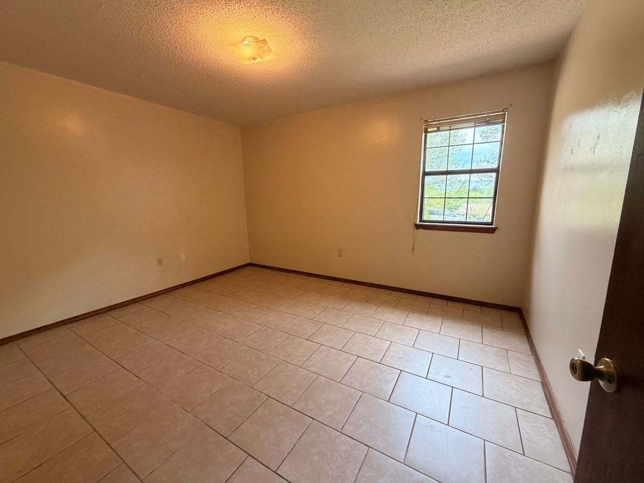 1401 S Houston Ave - Photo 2 of 8