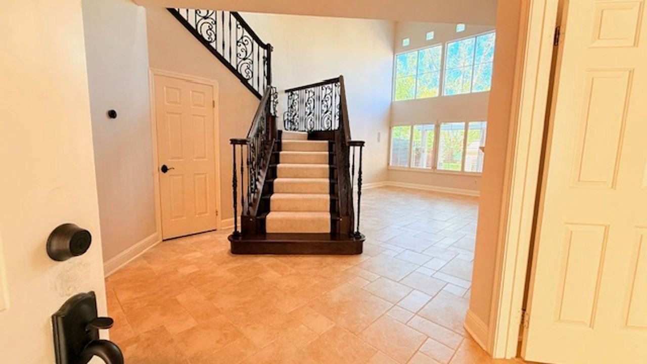 6220 Lakeview Cir - Photo 5 of 50