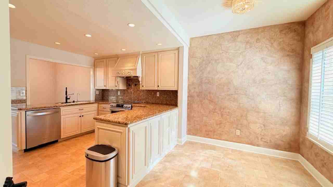 6220 Lakeview Cir - Photo 7 of 50