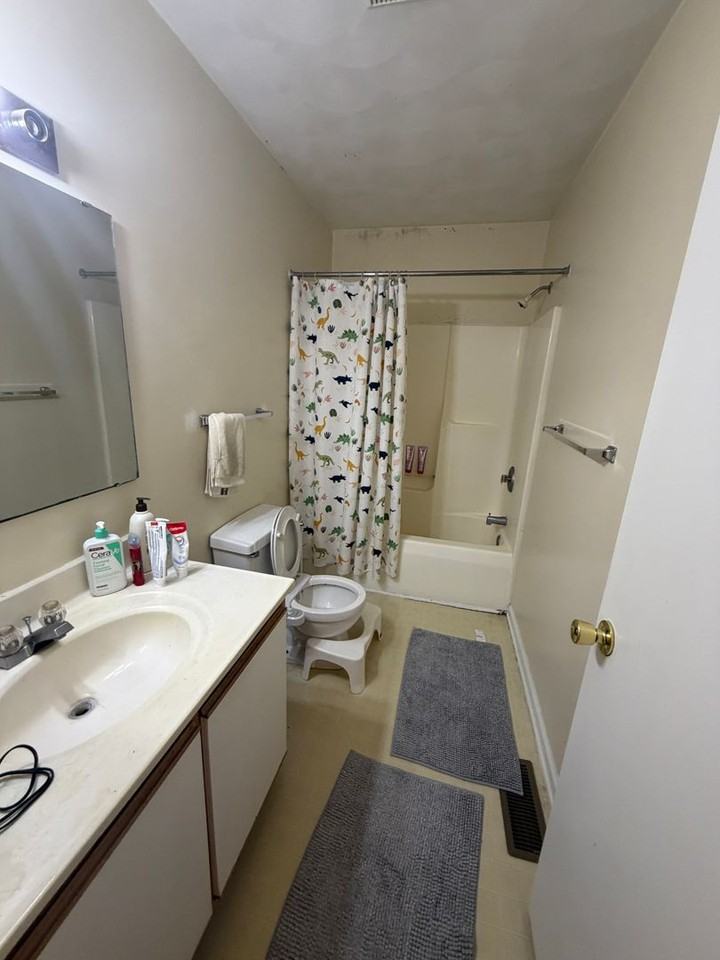 405 Laurence Ln - Photo 2 of 8