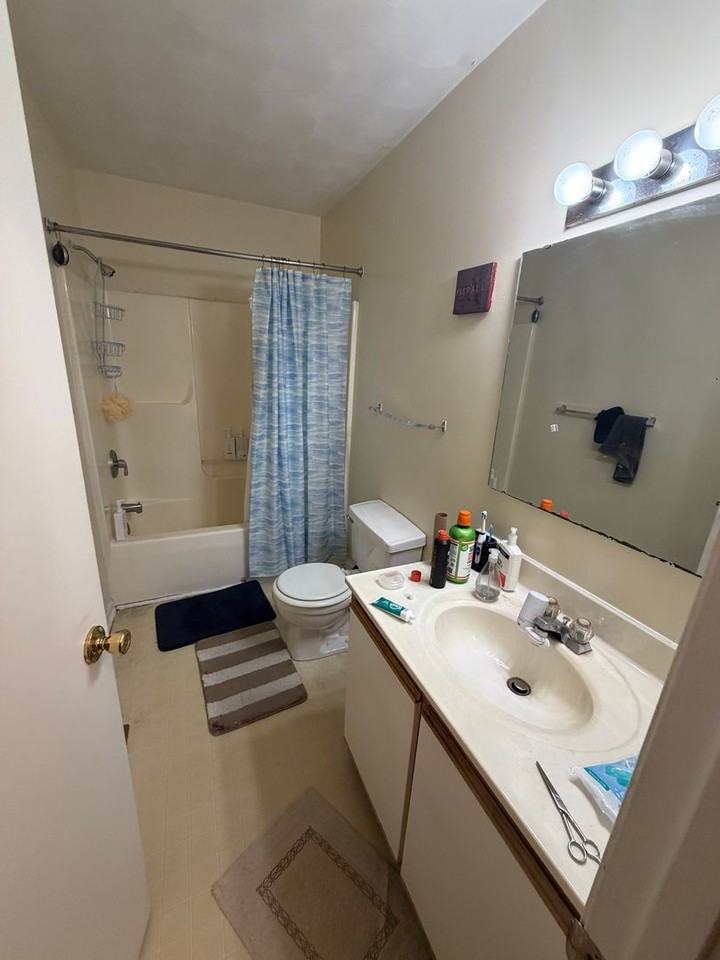 405 Laurence Ln - Photo 4 of 8