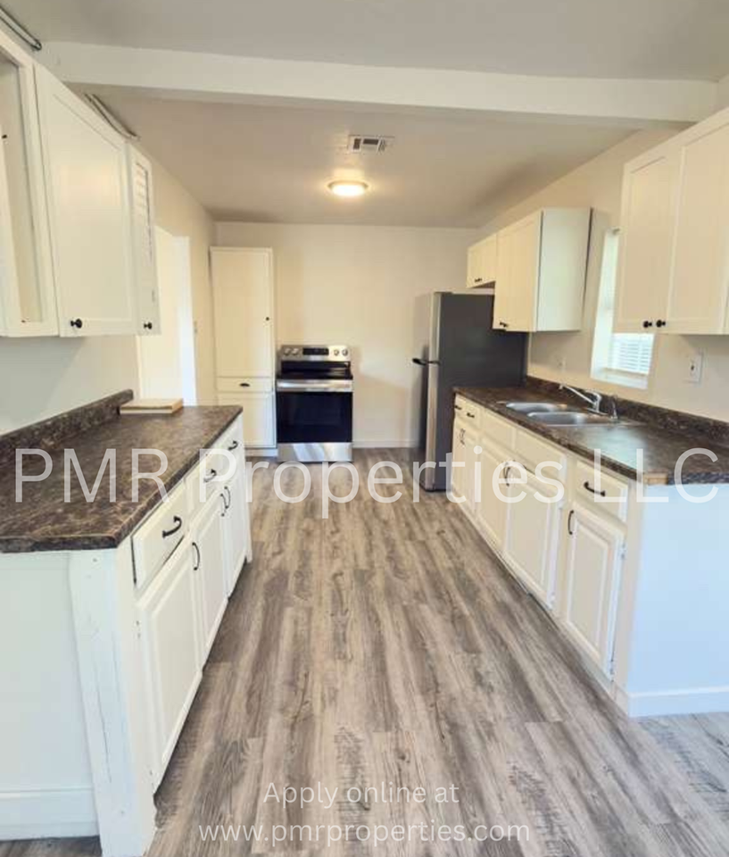 1601 Nw Irwin Ave - Photo 3 of 12