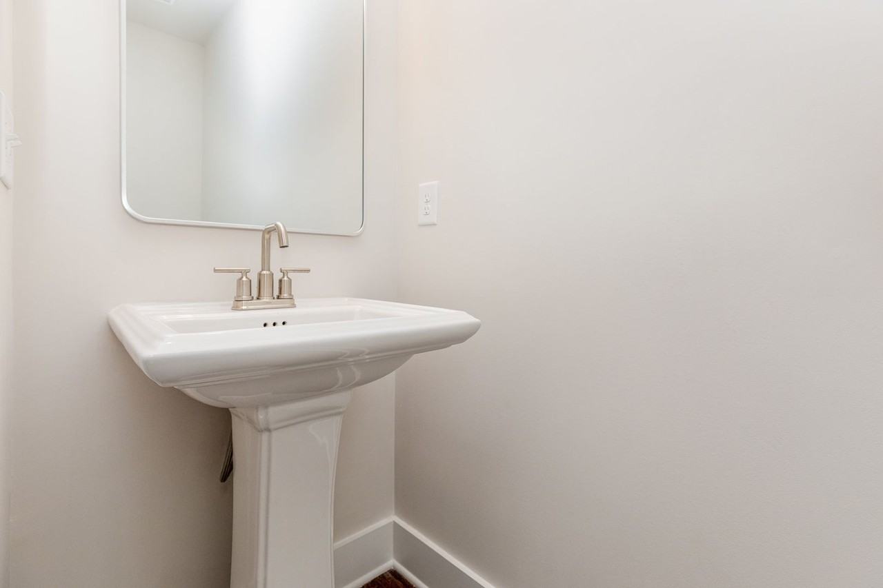 208 Mattoon St - Photo 7 of 20