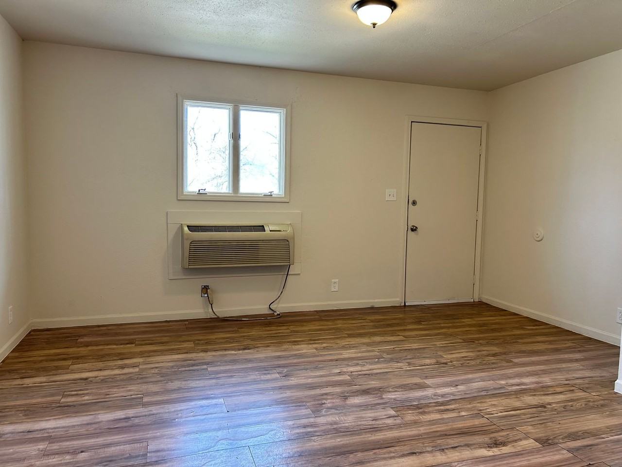 708 W 10th St #D - Photo 2 of 7