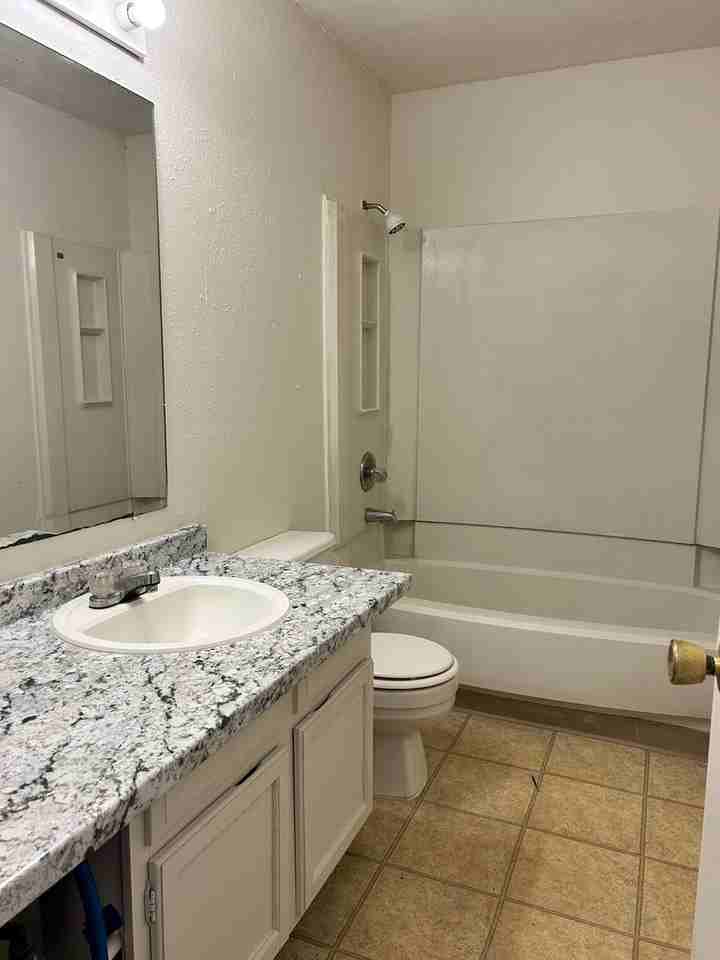 708 W 10th St #D - Photo 3 of 7