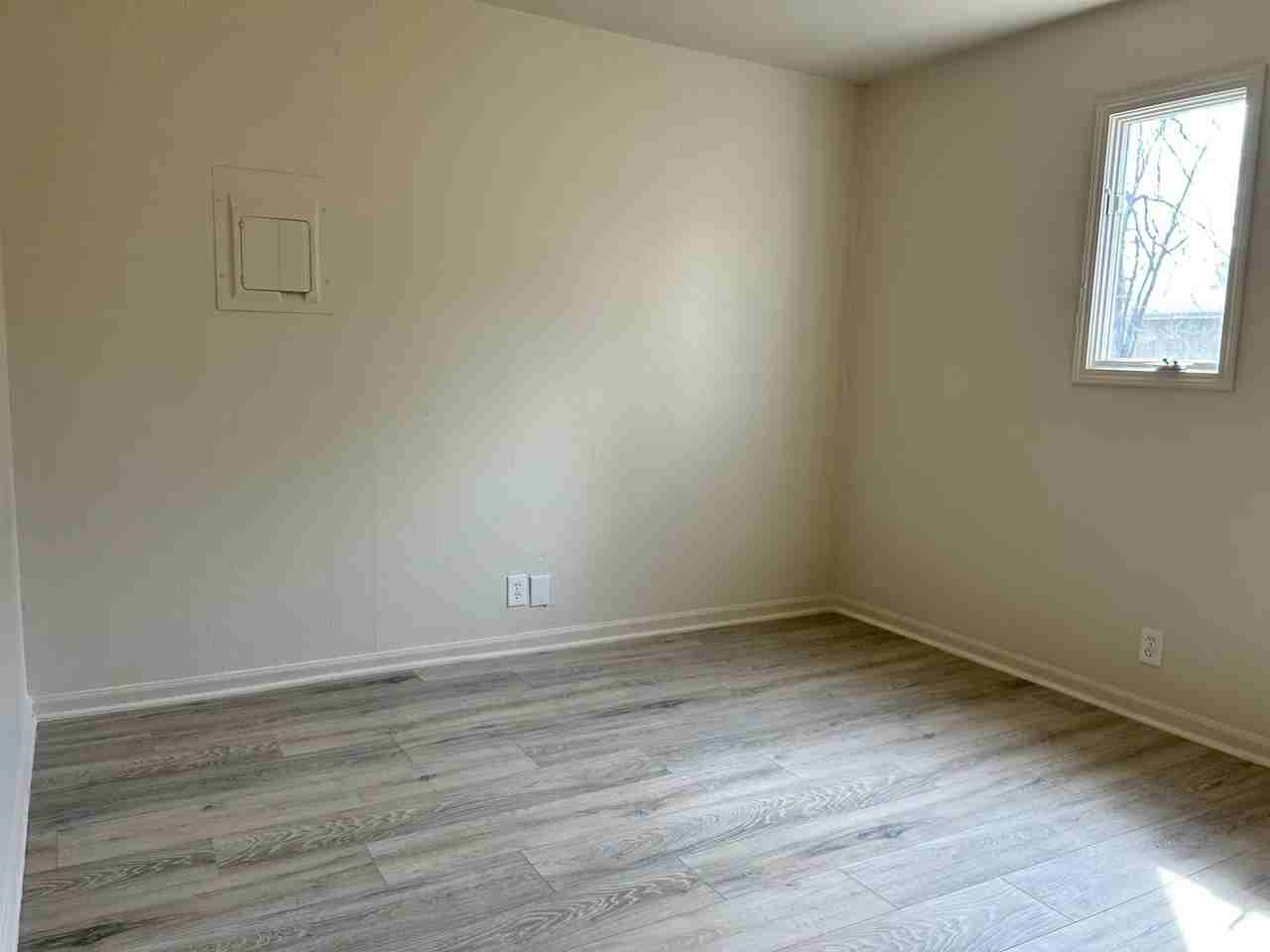 708 W 10th St #D - Photo 4 of 7