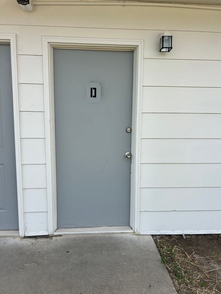 708 W 10th St #D - Photo 6 of 7