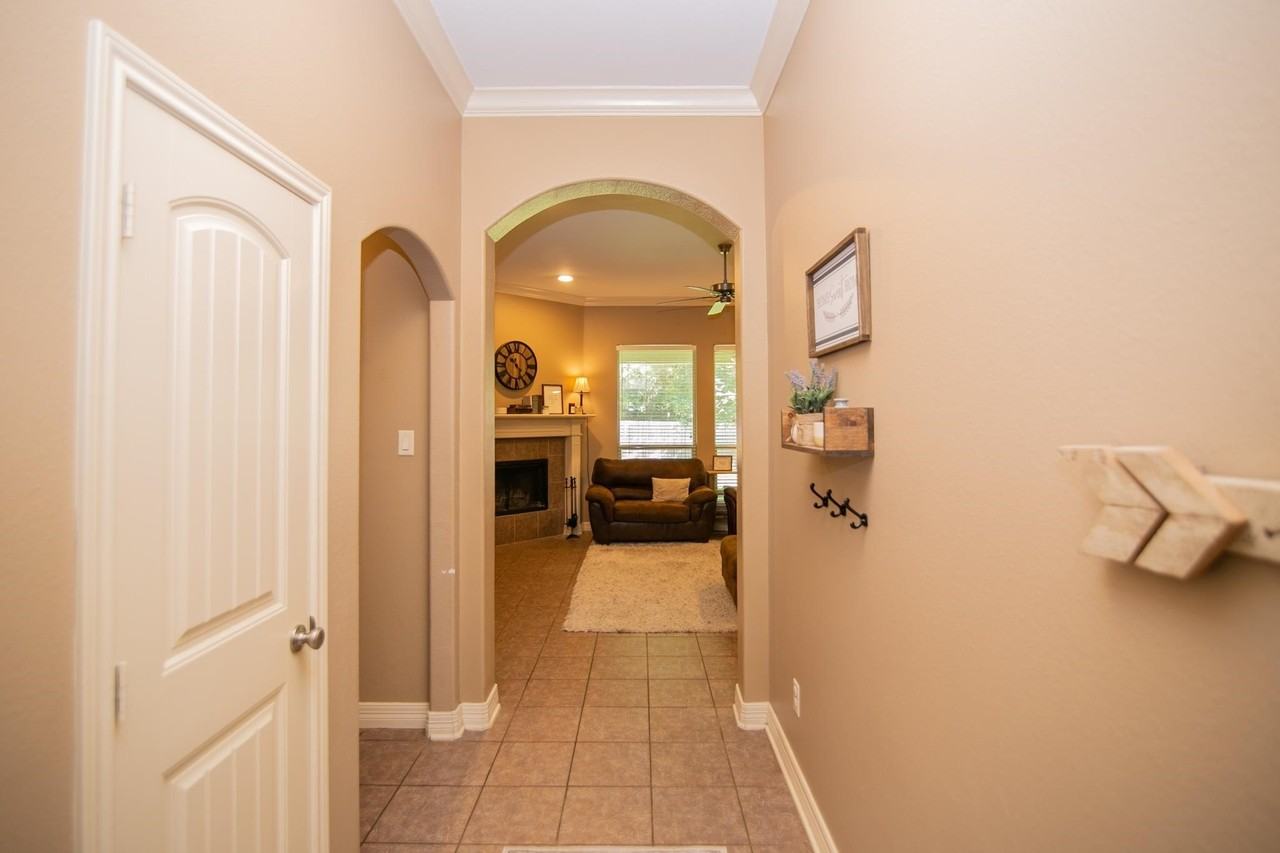 309 Bois D Arc St - Photo 2 of 18