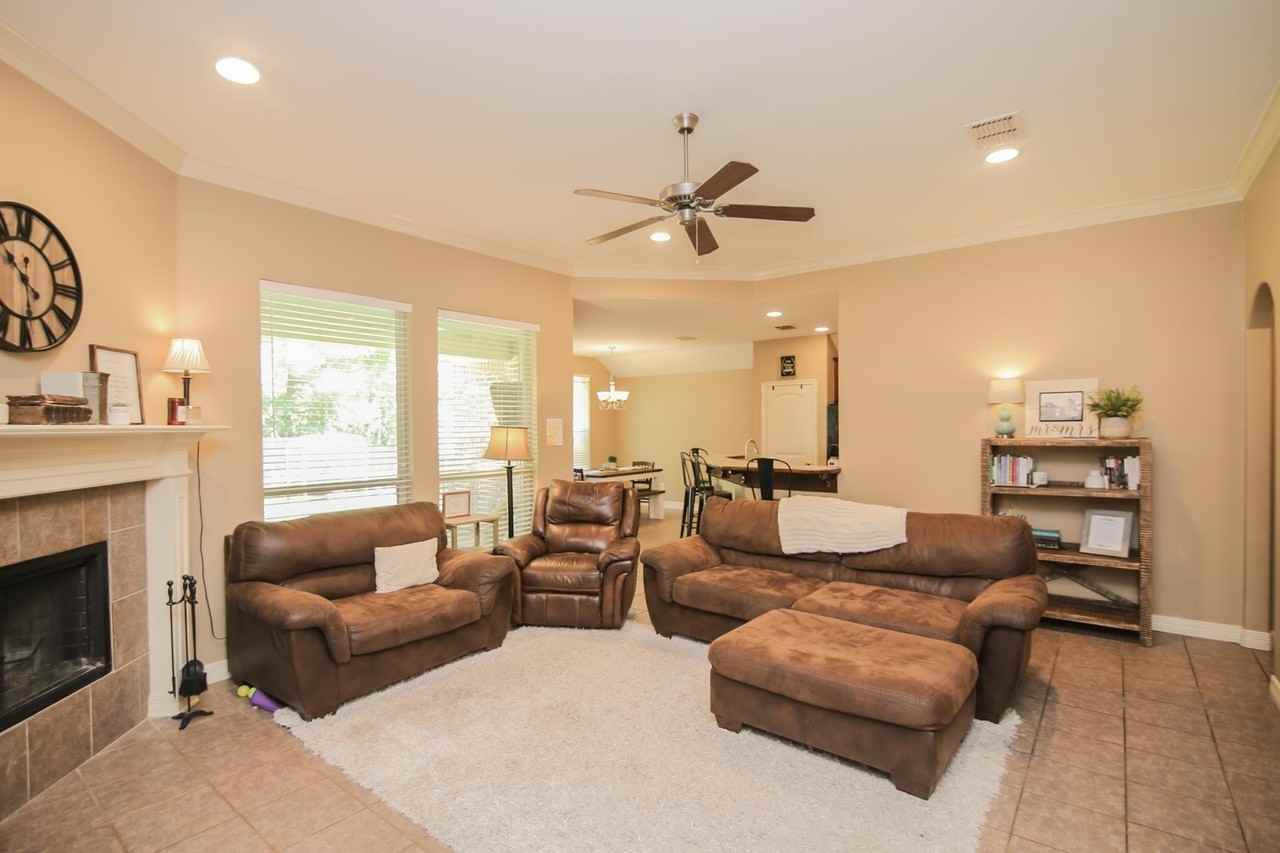 309 Bois D Arc St - Photo 4 of 18