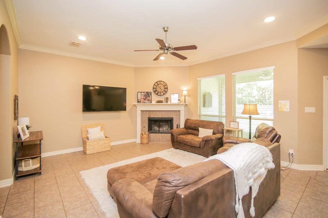 309 Bois D Arc St - Photo 5 of 18