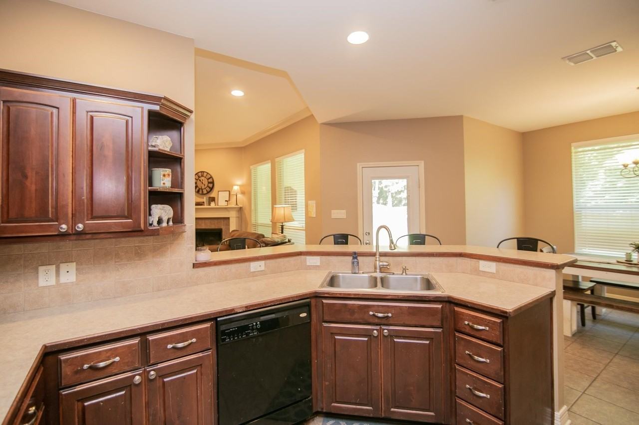 309 Bois D Arc St - Photo 7 of 18