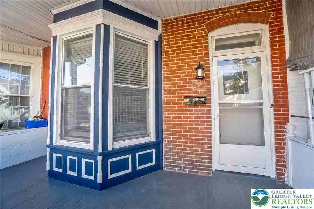 421 Center St - Photo 2 of 34