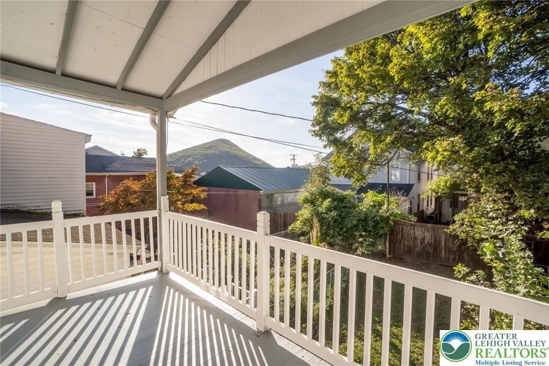 421 Center St - Photo 4 of 34