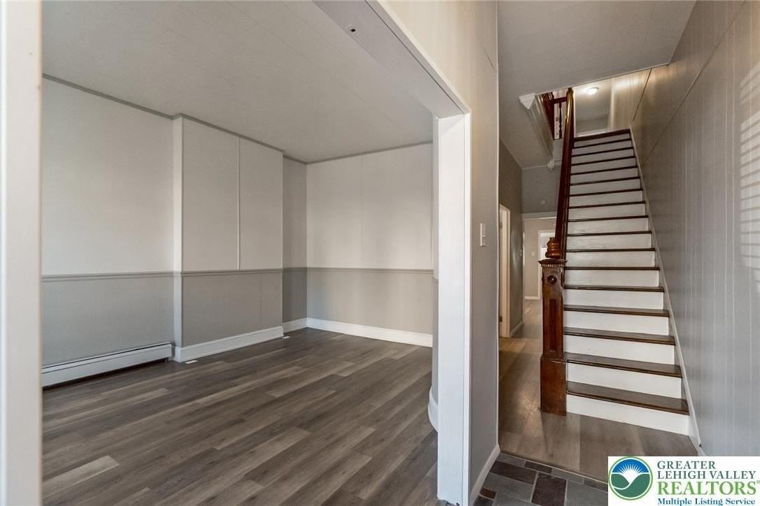 421 Center St - Photo 5 of 34