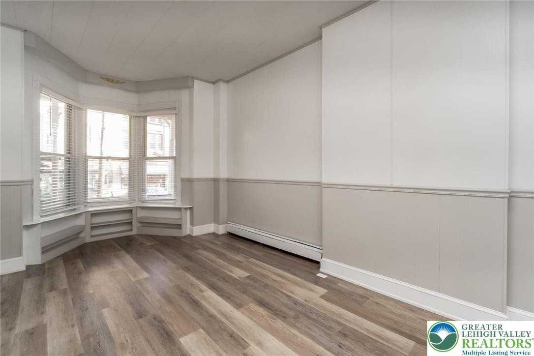 421 Center St - Photo 6 of 34