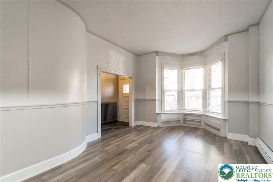 421 Center St - Photo 7 of 34