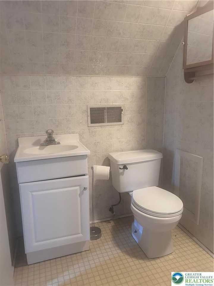 146 W Broad St Apt 3rd - Photo 4 of 6