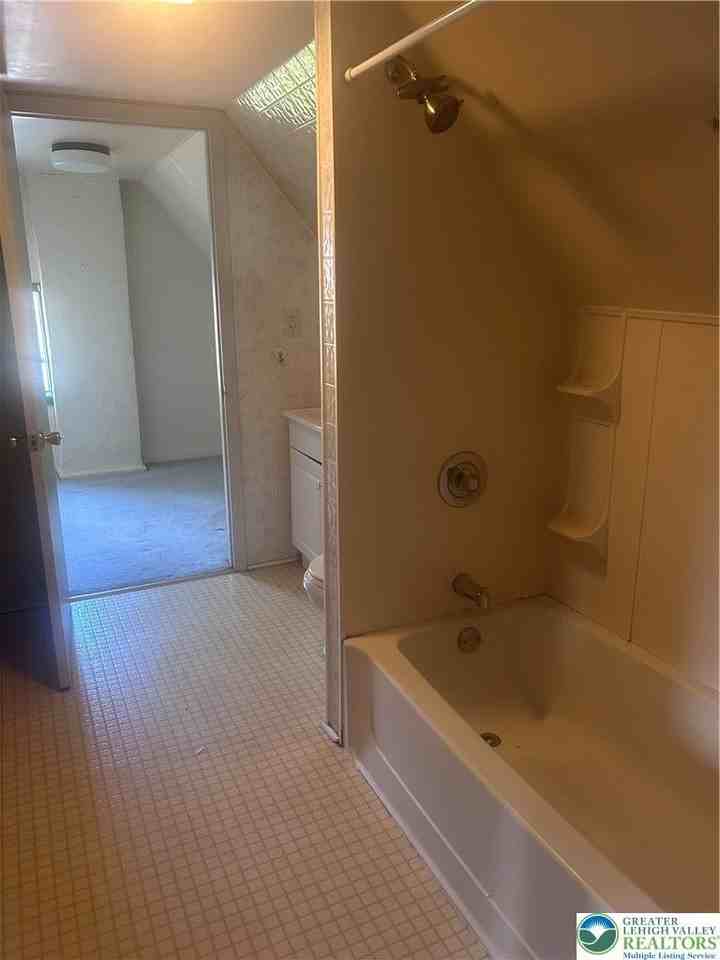 146 W Broad St Apt 3rd - Photo 5 of 6