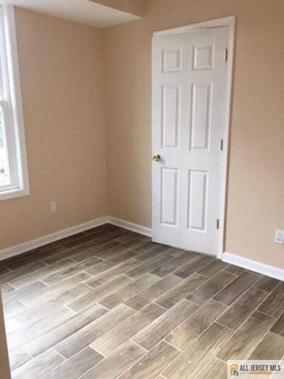 250 Somerset St - Photo 4 of 7