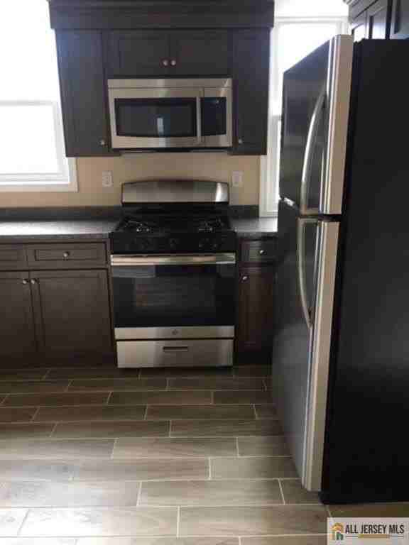 250 Somerset St - Photo 5 of 7