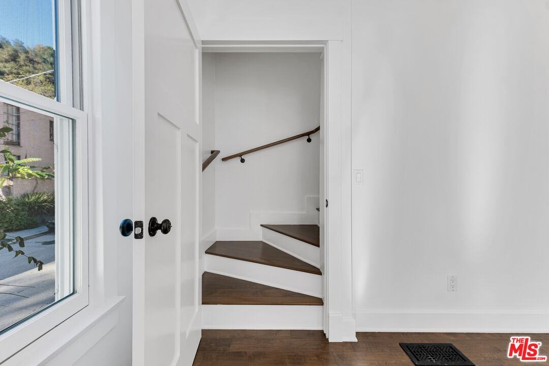 6117 Glen Holly St - Photo 2 of 8