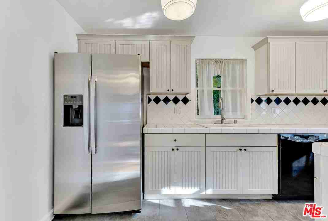 6117 Glen Holly St - Photo 3 of 8