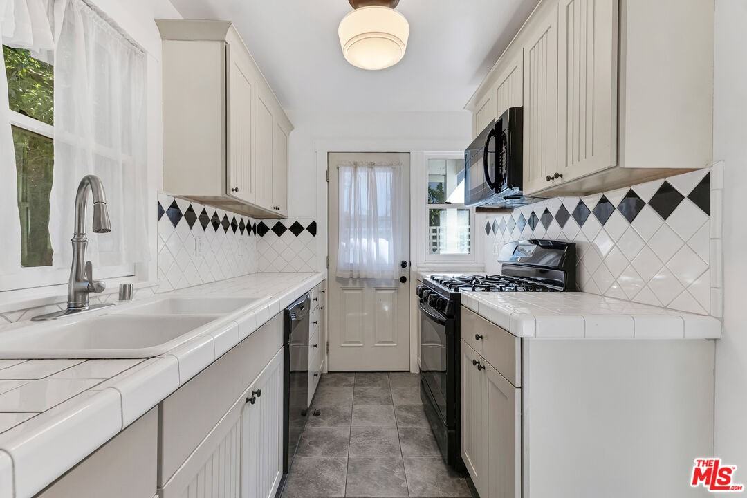 6117 Glen Holly St - Photo 4 of 8