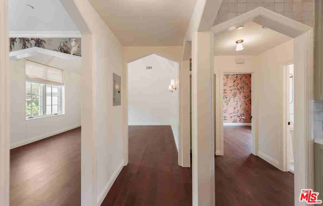 2607 N Beachwood Dr - Photo 2 of 8