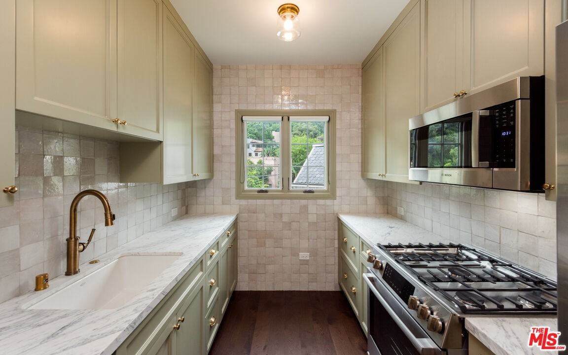 2607 N Beachwood Dr - Photo 3 of 8