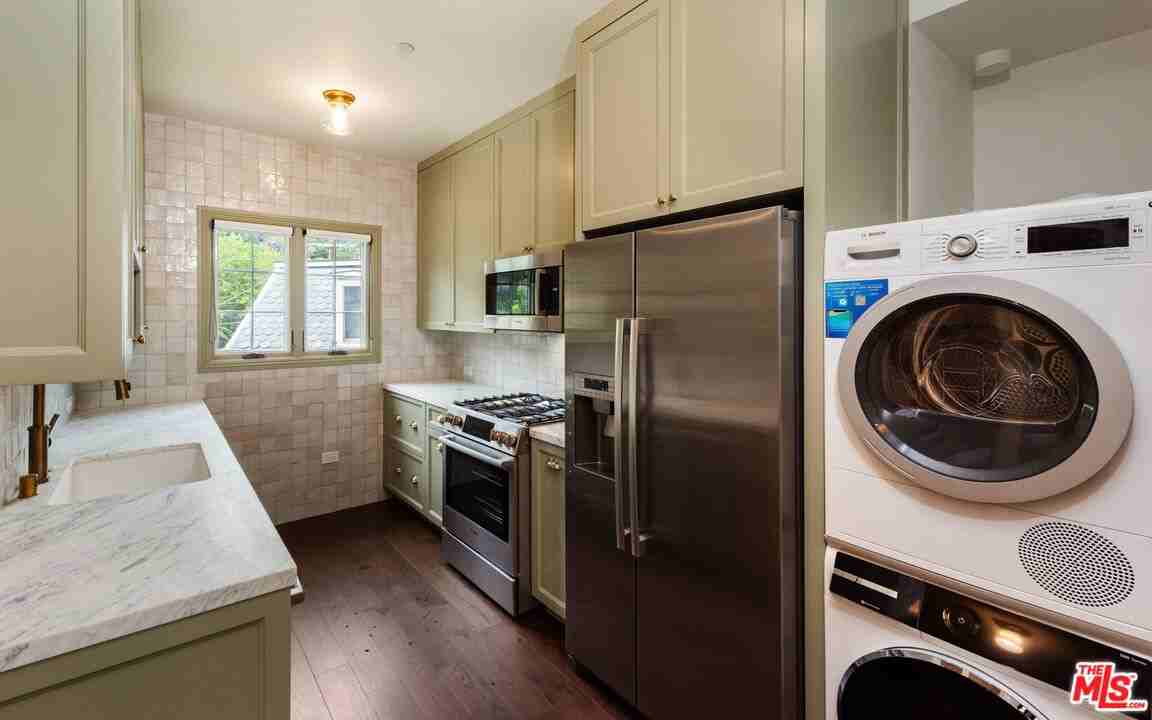 2607 N Beachwood Dr - Photo 4 of 8