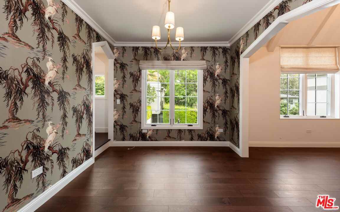 2607 N Beachwood Dr - Photo 5 of 8