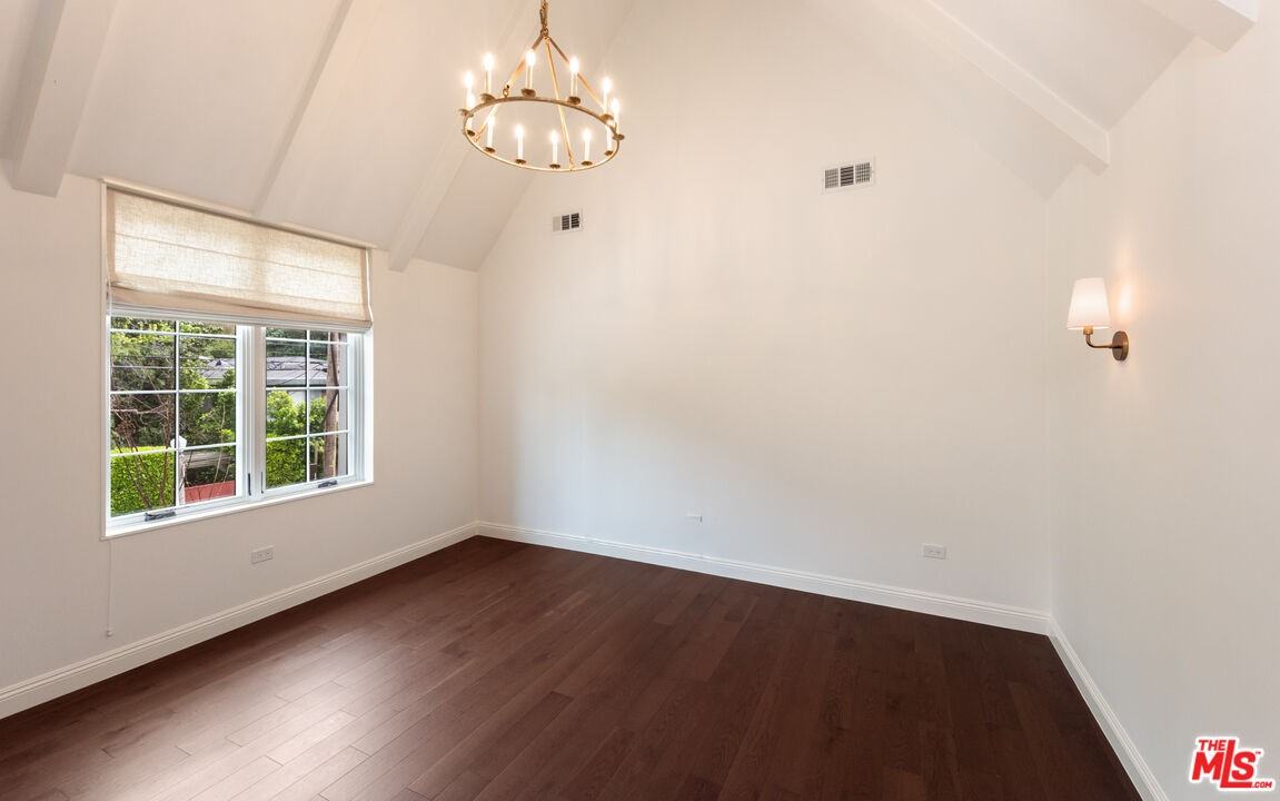 2607 N Beachwood Dr - Photo 6 of 8