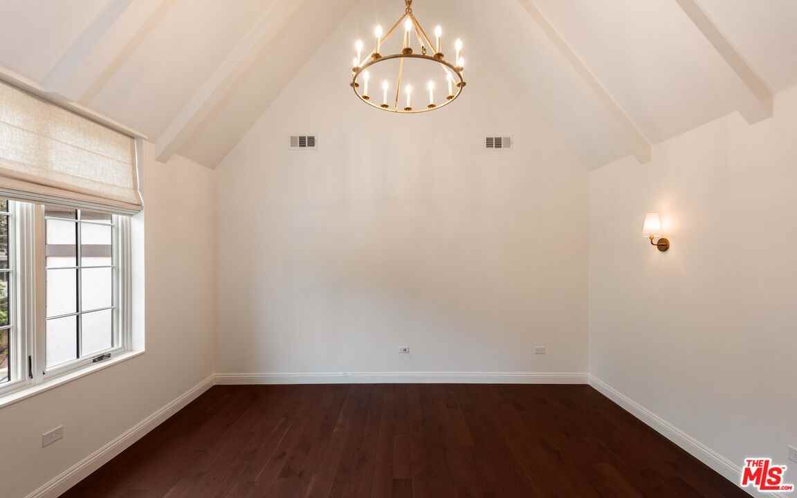 2607 N Beachwood Dr - Photo 7 of 8