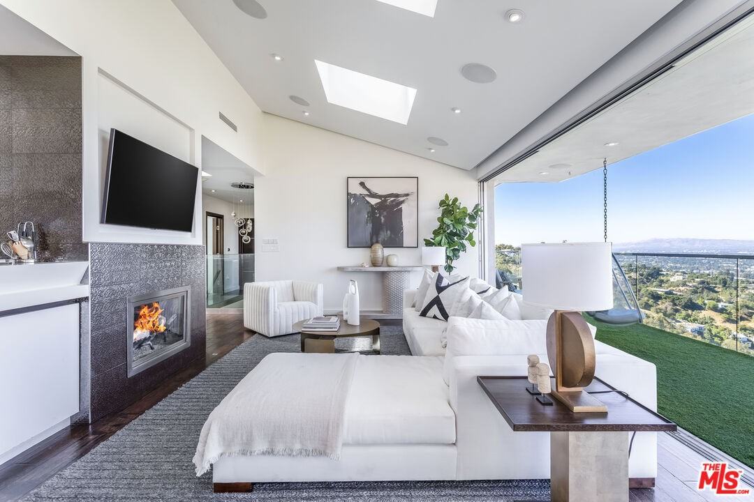 7177 Pacific View Dr - Photo 7 of 8