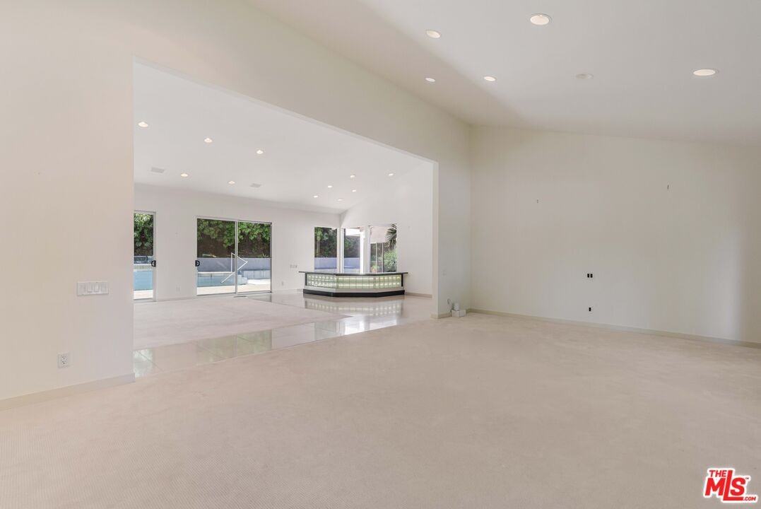 811 N Hillcrest Rd - Photo 2 of 8