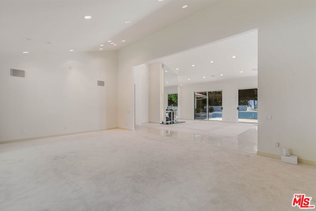 811 N Hillcrest Rd - Photo 3 of 8