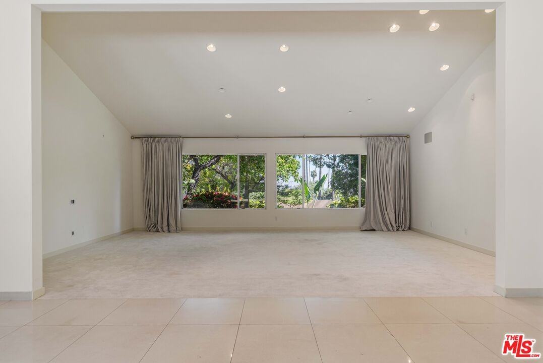 811 N Hillcrest Rd - Photo 4 of 8