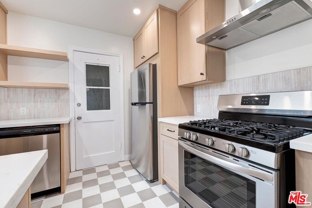 405 Shirley Pl #3-4 - Photo 4 of 8