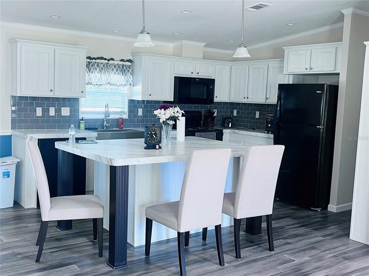 27020 Bloomfield Ave - Photo 3 of 19