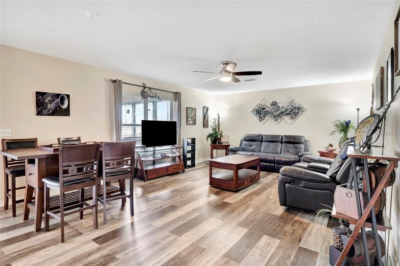 16012 Lanesboro Ct - Photo 3 of 44