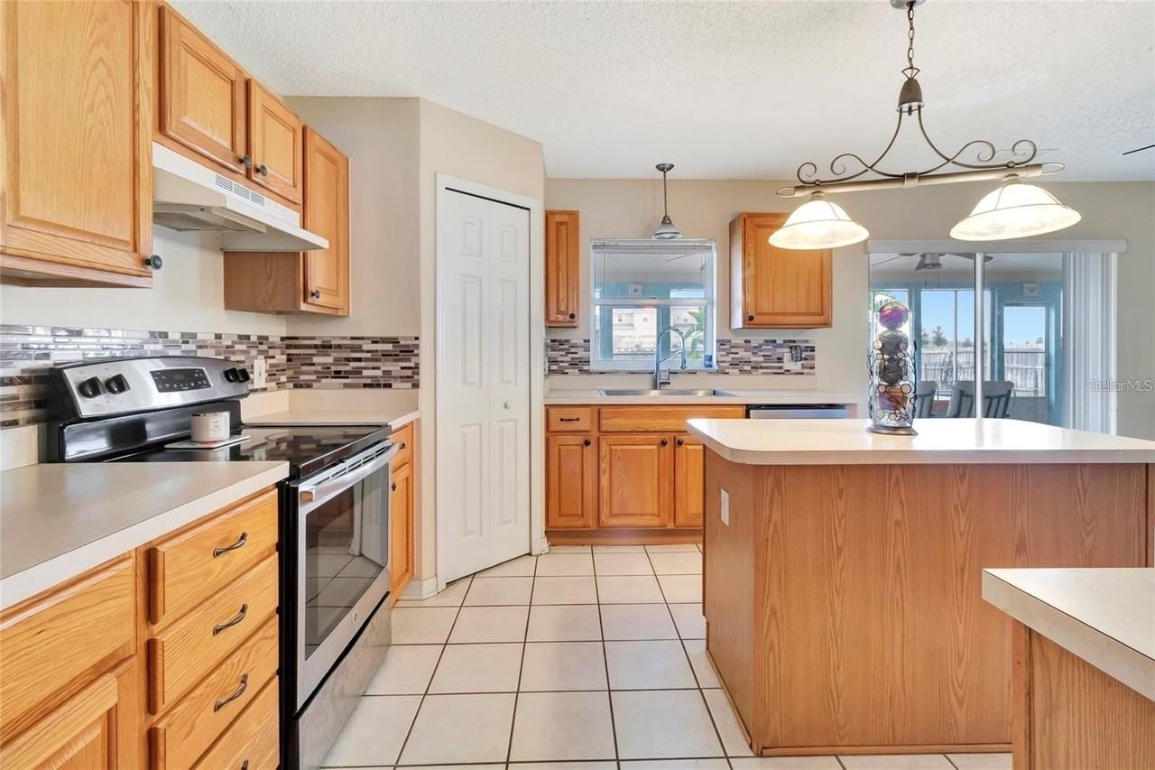 16012 Lanesboro Ct - Photo 5 of 44