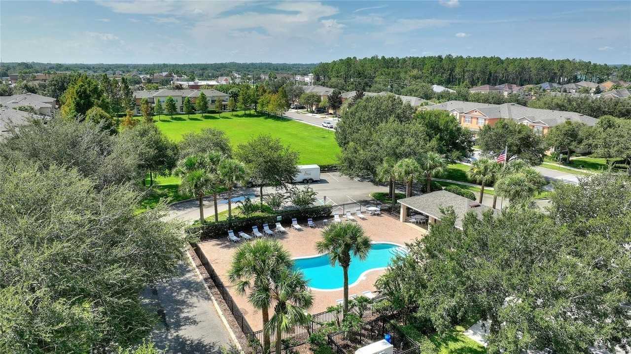 1220 Priory Cir - Photo 5 of 48