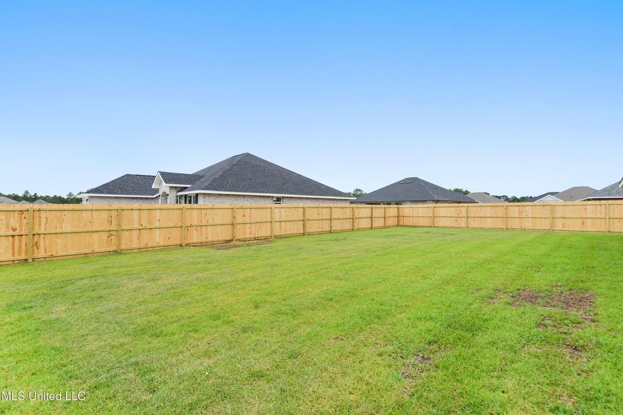 13913 Ruby Ln - Photo 4 of 33