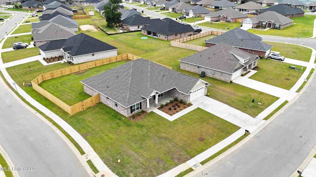 13913 Ruby Ln - Photo 6 of 33