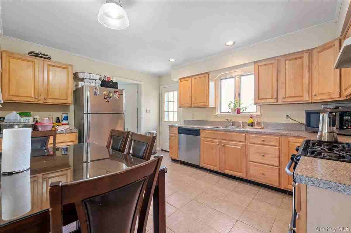 316 S 3rd St - Photo 4 of 27