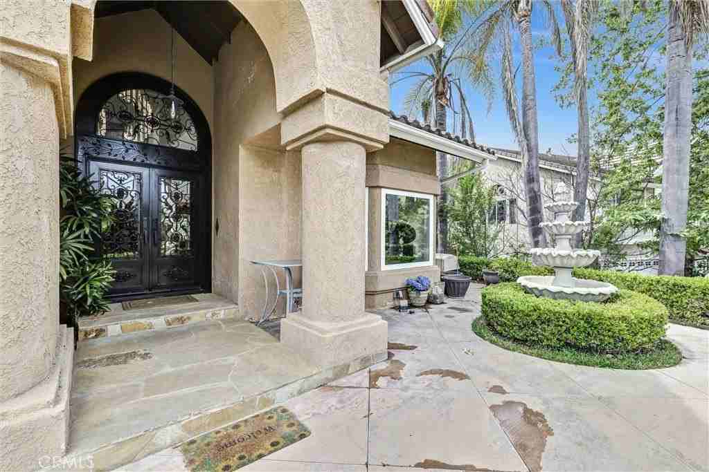 25432 Nottingham Ct - Photo 3 of 50